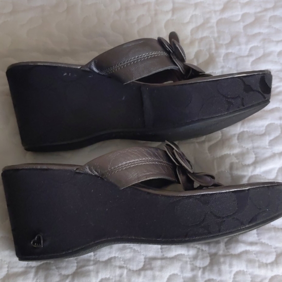 Chunky coach sandals with flower detail - Picture 2 of 8